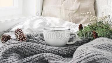 舒适的圣诞早晨早餐在床上场景。 蒸杯热咖啡，茶站在窗边.. 松果和松果